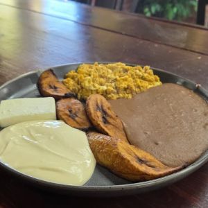 DESAYUNO TÍPICO.jpg DESAYUNO TÍPICO.jpg